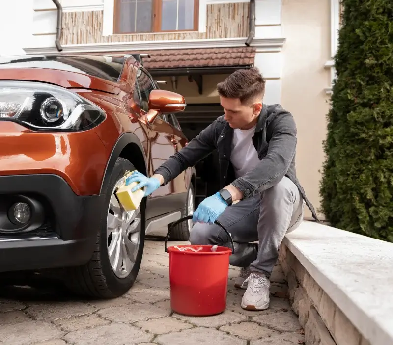 Lavage auto à domicile Mouthiers-sur-Boëme : professionnel intervenant sur un véhicule